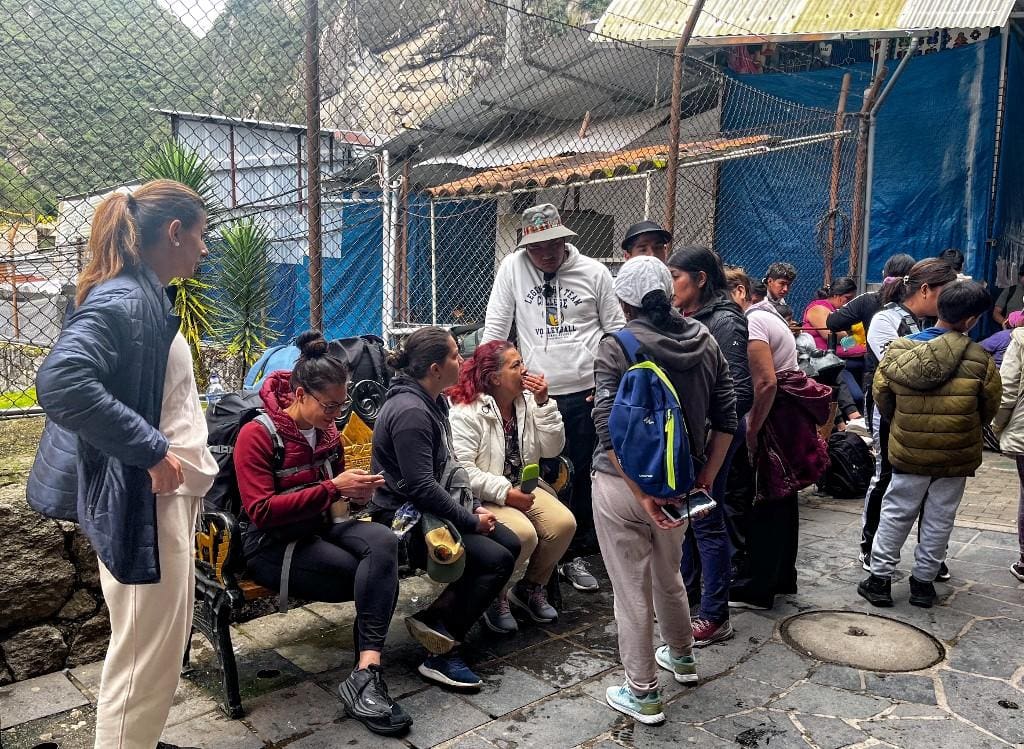 Turistas tiveram que receber proteção em Machu Picchu