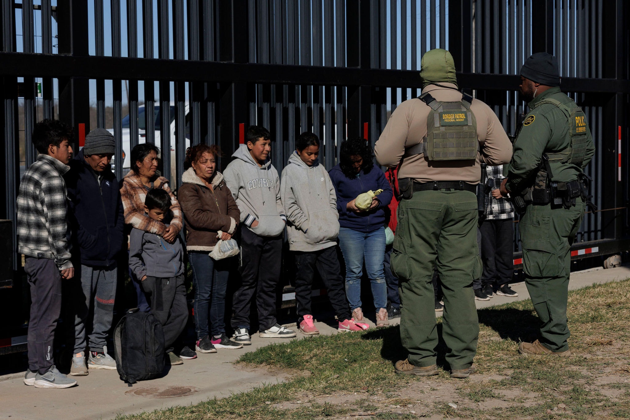 Imigrantes na fronteira próxima à cidade de Eagle Pass, no Texas