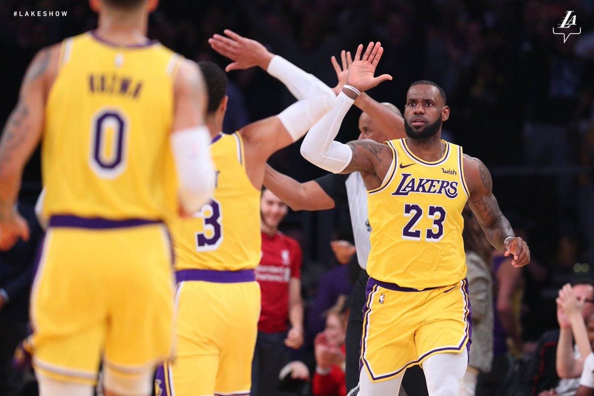 LeBron James saiu de quadra com um "triple-double" (dois dígitos em três fundamentos) de 26 pontos, 11 rebotes e 10 assistências, além de duas roubadas de bola