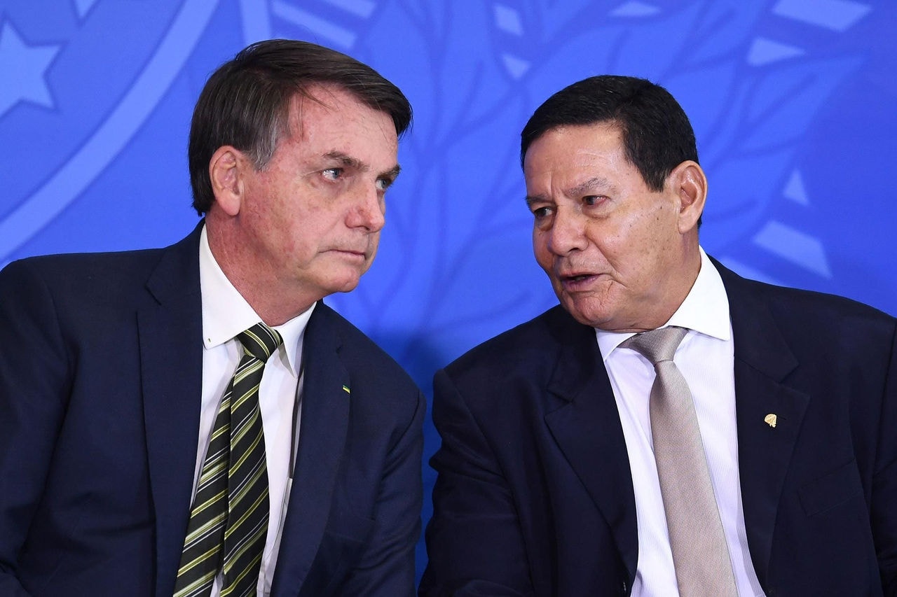 Bolsonaro (aqui, ao lado de Hamilton Mourão): "A desinformação mata mais até que o próprio vírus", escreveu