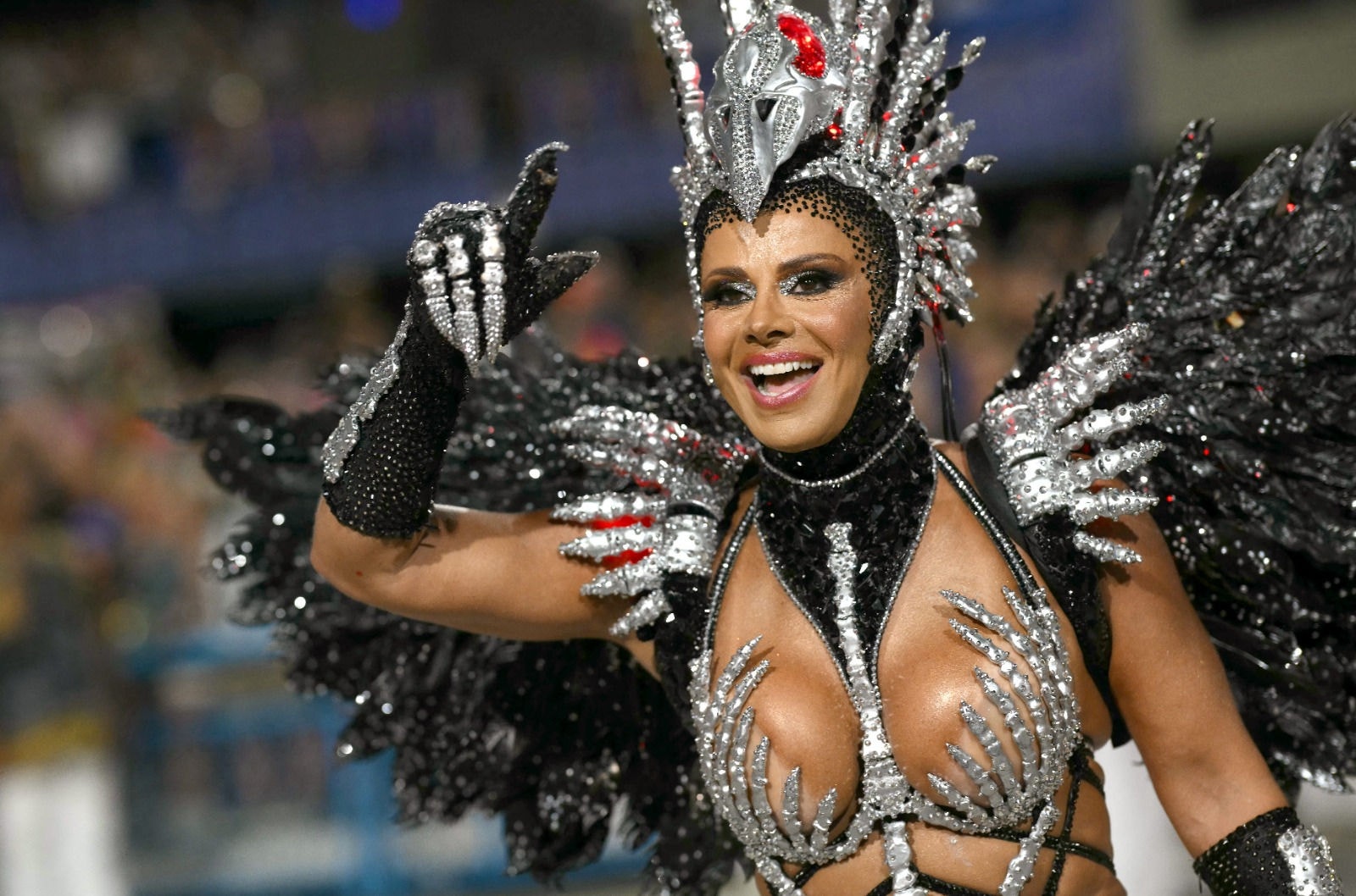 Viviane Araújo, rainha de bateria da Salgueiro, desfilou em destaque pela agremiação por mais um ano