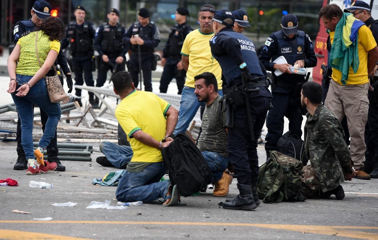 Centenas de manifestantes foram presos neste domingo, após invasão de edifícios dos Três Poderes