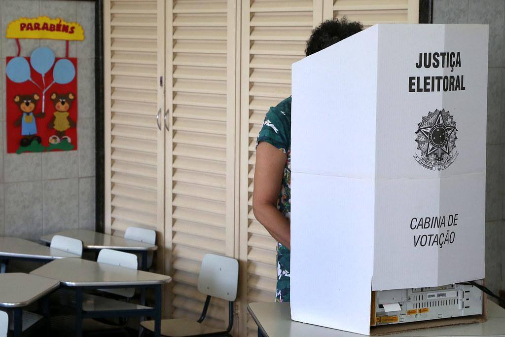 Eleitor vota em urna eletrônica em Goiânia (GO)