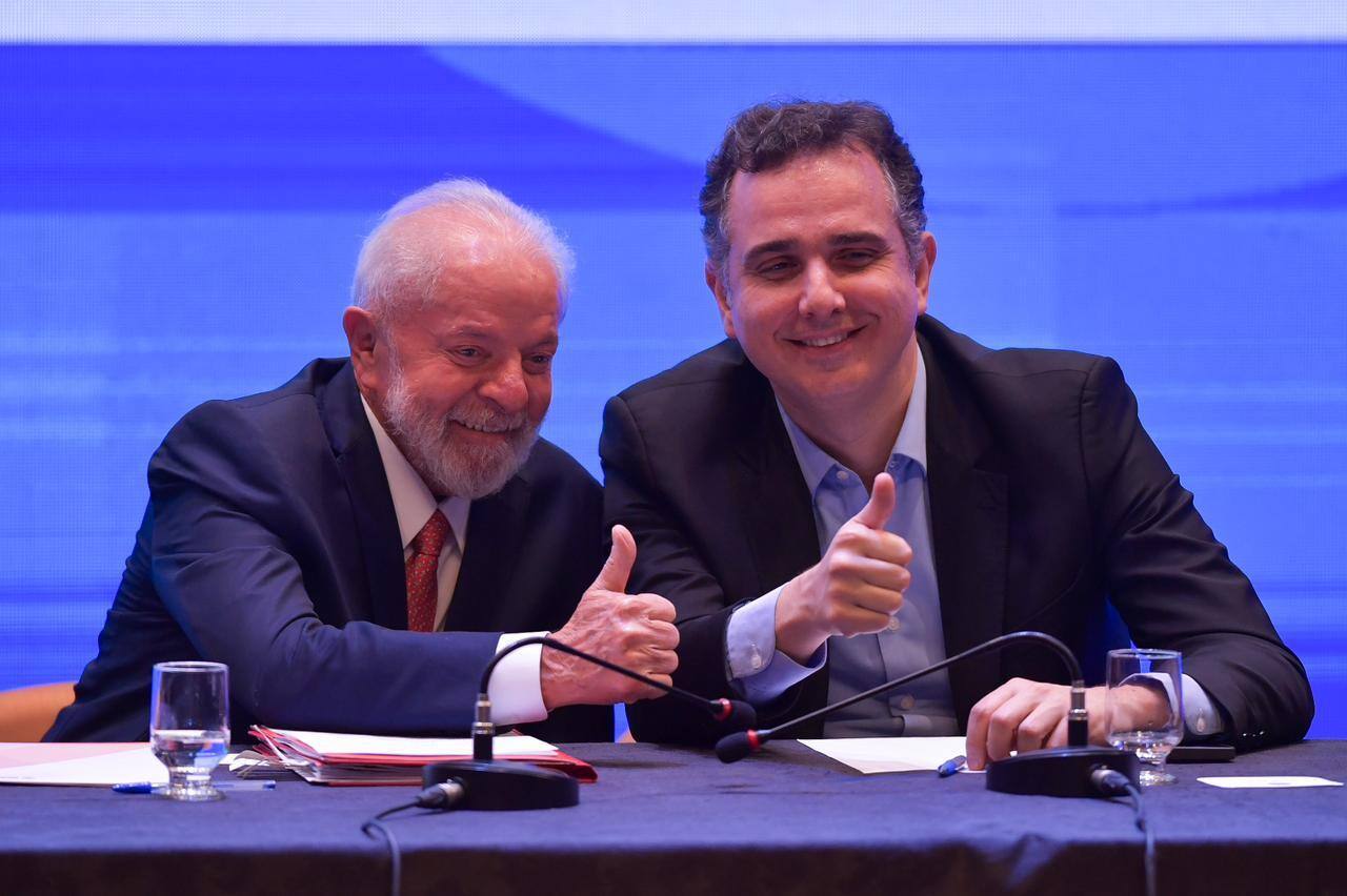 Lula (PT) e Rodrigo Pacheco (PSD) durante agenda no Minascentro, em Belo Horizonte