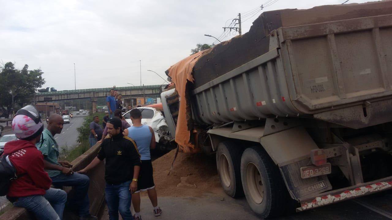 Acidente com caminhão de areia trava trânsito na Via Expressa