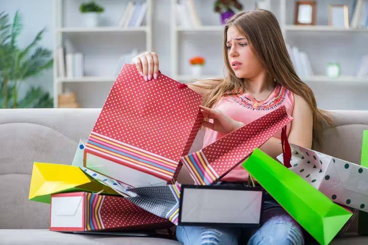 Para suprir sensação de tristeza, ir às compras pode parecer uma solução, mas comportamento revela-se uma cilada
