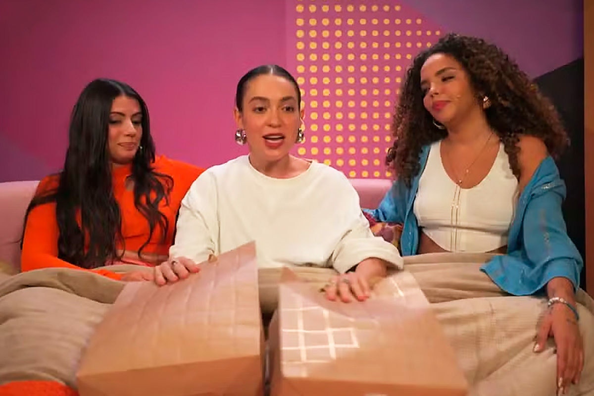 Fernanda Bande, Valentina Bandeira e Giovanna Pitel no primeiro episódio de "Na cama com Pitanda"