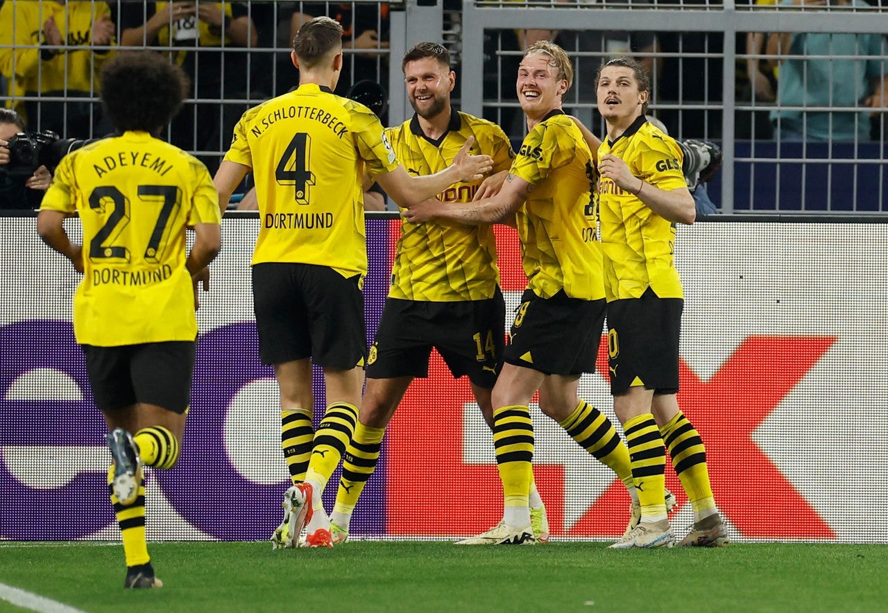 Atacante Fullkrug (centro) festeja com os companheiros do Borussia Dortmund o gol que garantiu a vitória sobre o PSG