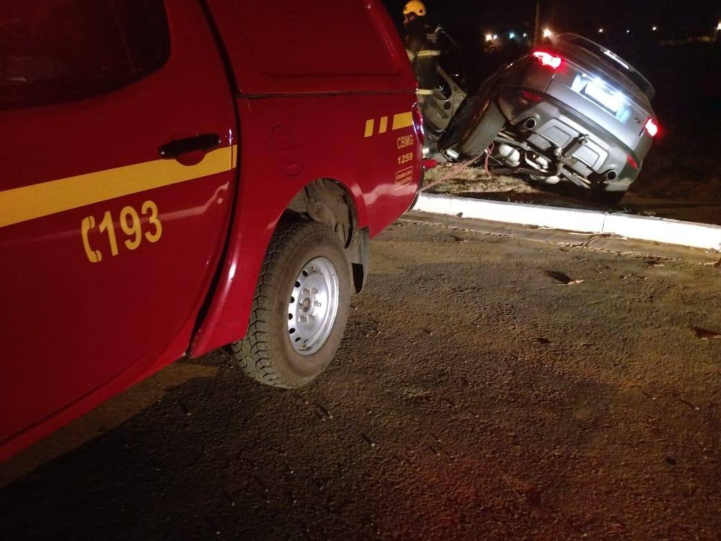 Veículo despencou de um barranco no bairro Major Prates, em Montes Claros