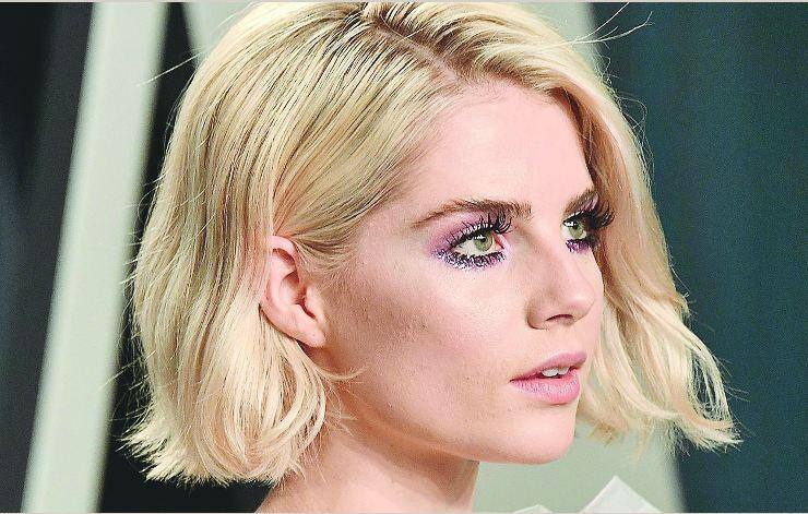 A atriz Lucy Boynton optou pelo corte há alguns meses e tem mantido os fios curtos e levemente bagunçado