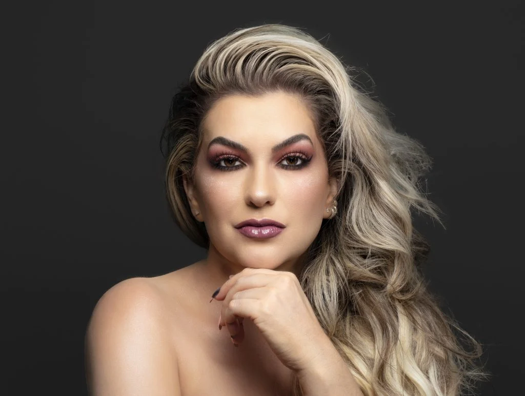 Alice Salazar é uma das pioneiras a falar de maquiagem online no Brasil