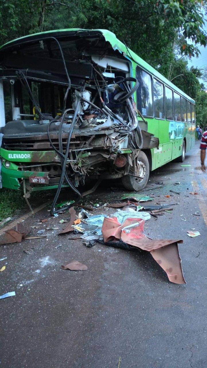 Ônibus ficou destruído após a batida