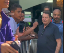 Pedro Lourenço é ovacionado pela torcida do Cruzeiro antes do jogo com o Atlético-GO
