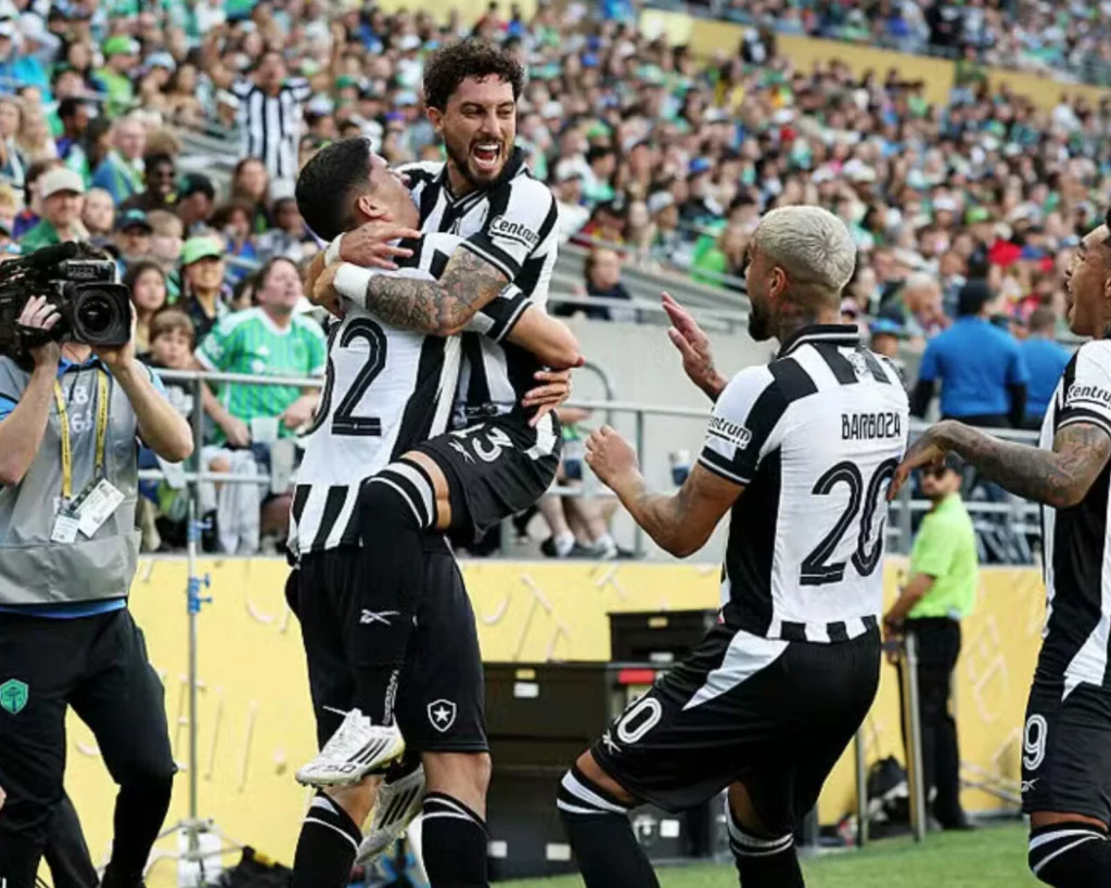 Jogadores do Botafogo comemoram o gol de Jair no Seattle Sounders pela Copa do Mundo de Clubes 2025
