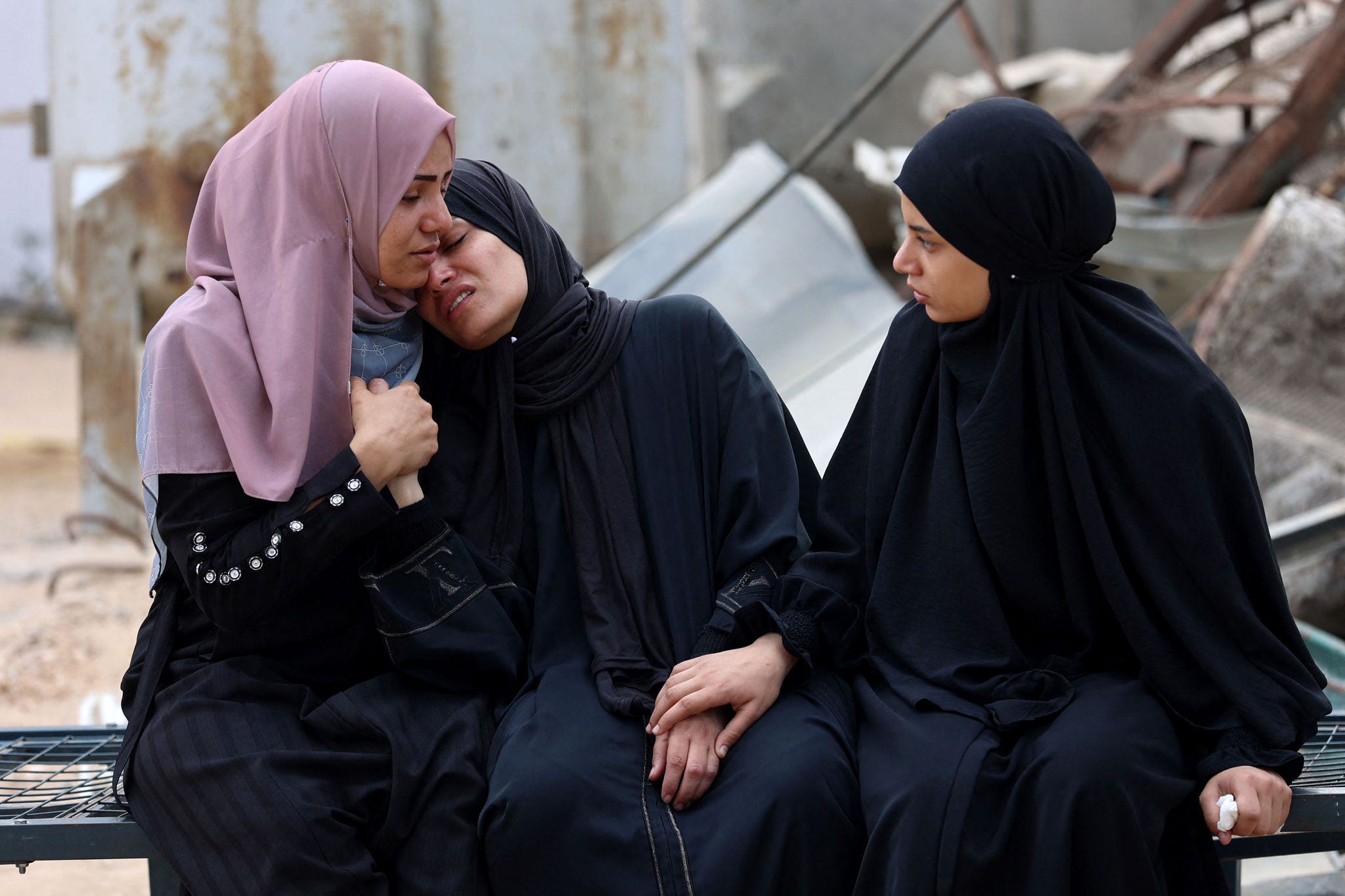 Mulheres enlutadas durante funeral na Faixa de Gaza