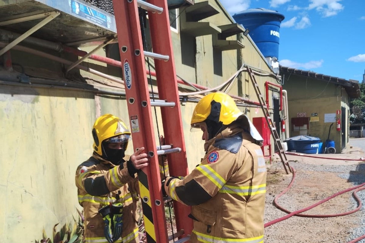Após controlar o incêndio, o Corpo de Bombeiros já liberou o restaurente neste domingo (6/7) para limpeza e manutenção