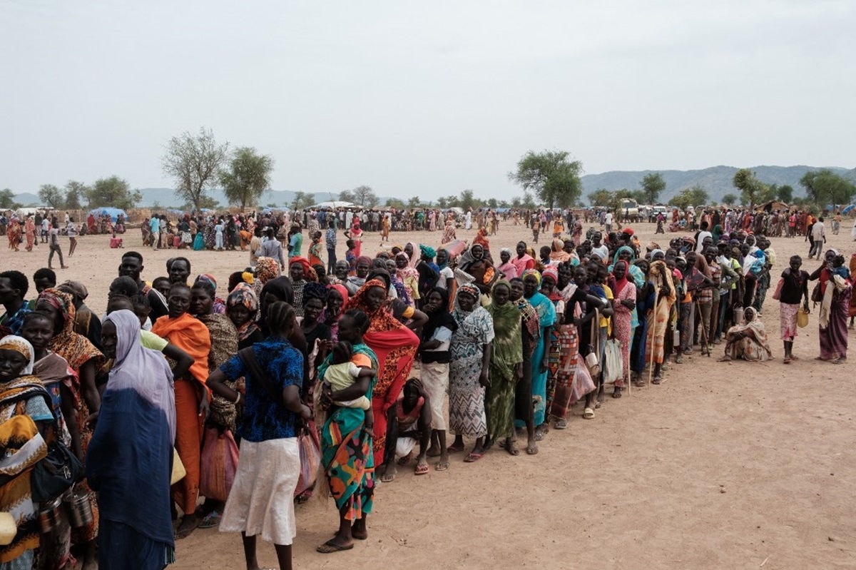 Sudaneses forçados a deixar suas casas devido à Guerra do Sudão fazem fila para tentar conseguir comida 