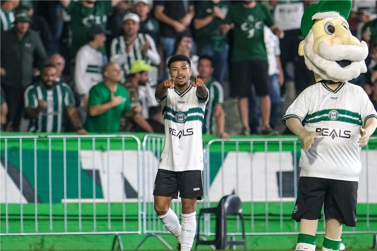 Coritiba venceu o líder América no estádio Couto Pereira 