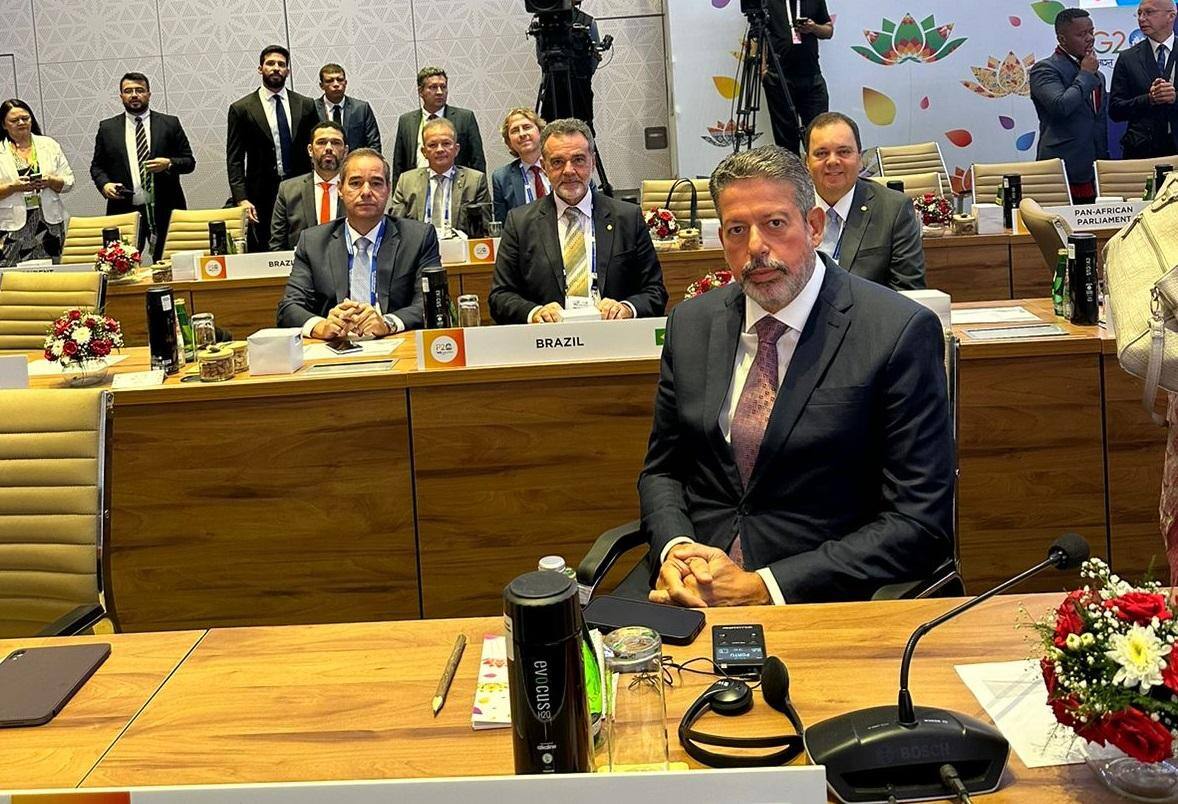 Arthur Lira e líderes partidários no Fórum Parlamentar do G20, que acontece na Índia