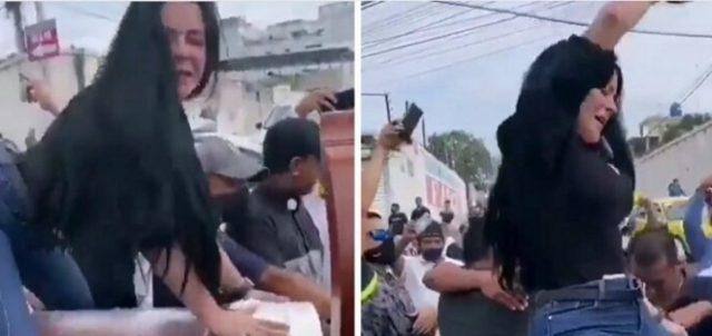 Mulher dança em cima do caixão do marido