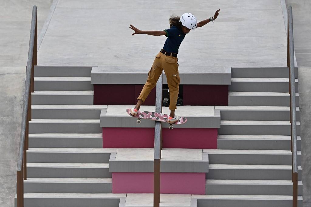 Bolsonaro cita redução de impostos na importação de skates e parabeniza Rayssa