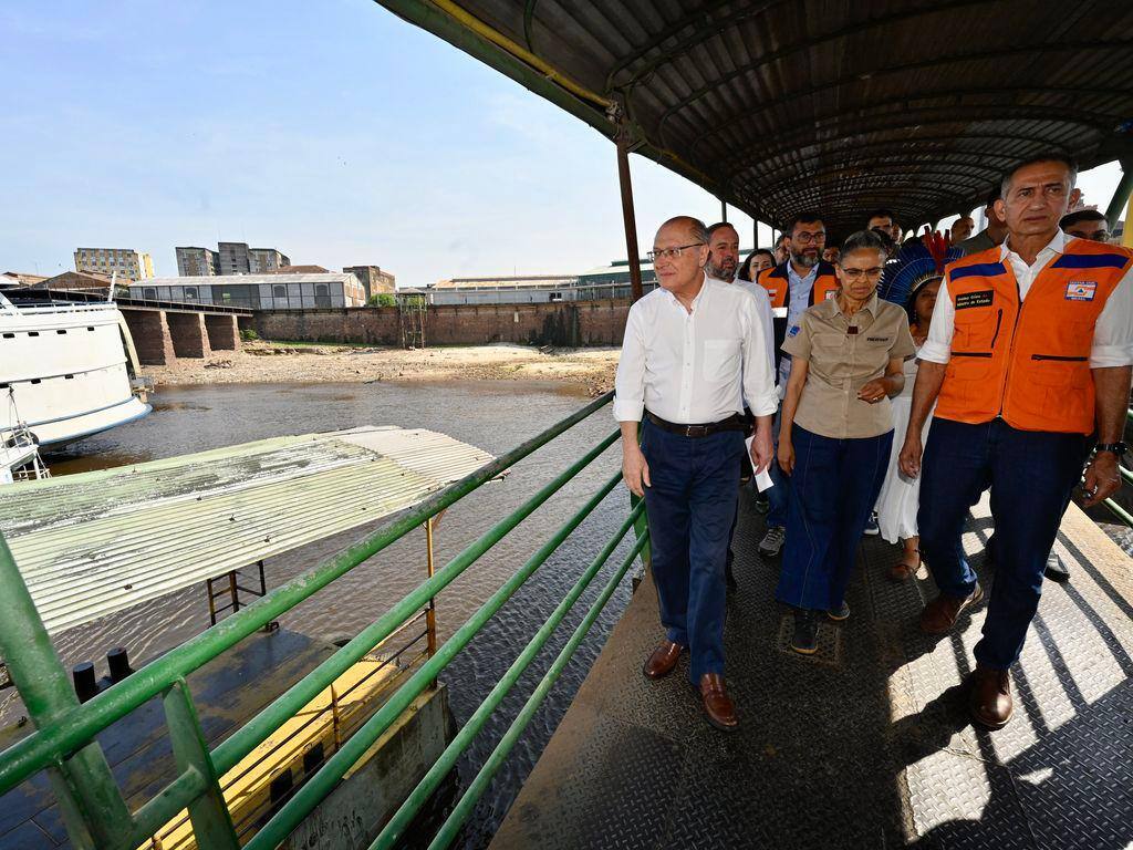 Vice-presidente da República, Geraldo Alckmin, acompanhado de ministros, desembarca em Manaus para visitar áreas afetadas pela forte estiagem