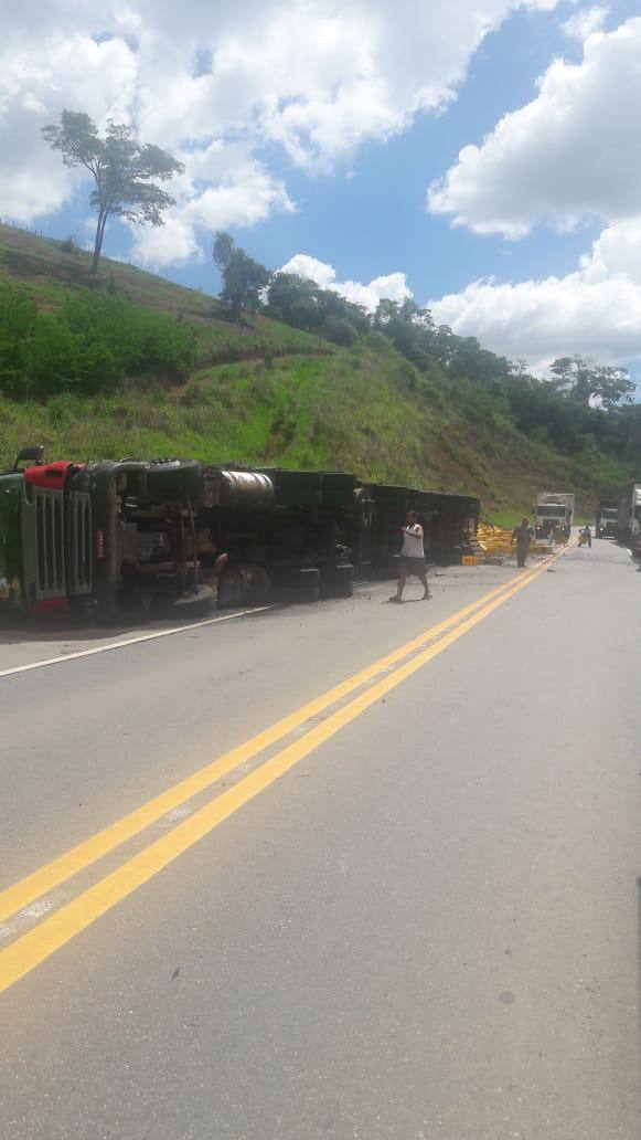 Caminhão carregado de cerveja tomba na BR-116 e fecha rodovia