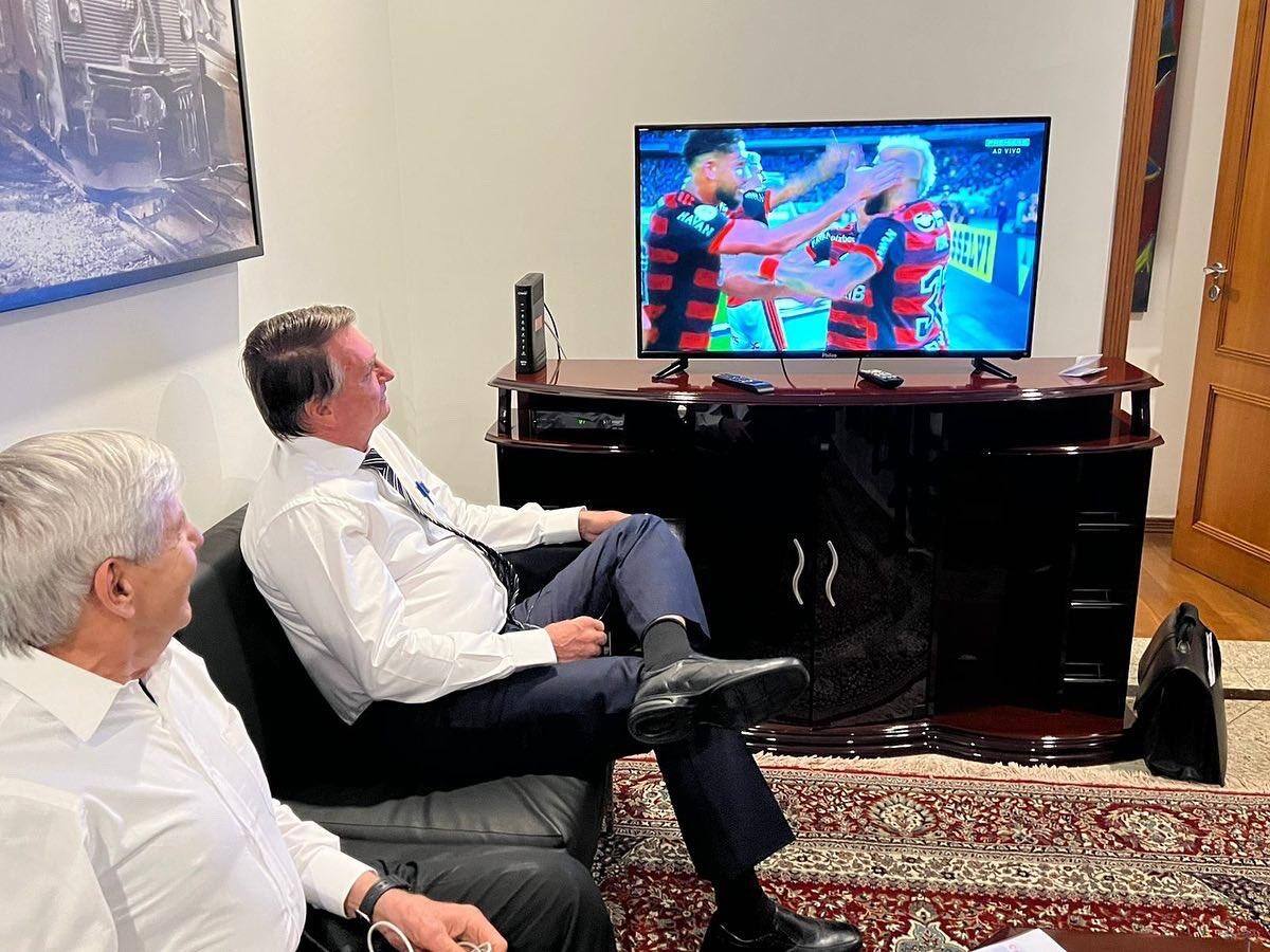Bolsonaro assistindo ao jogo do Flamengo neste domingo (28)