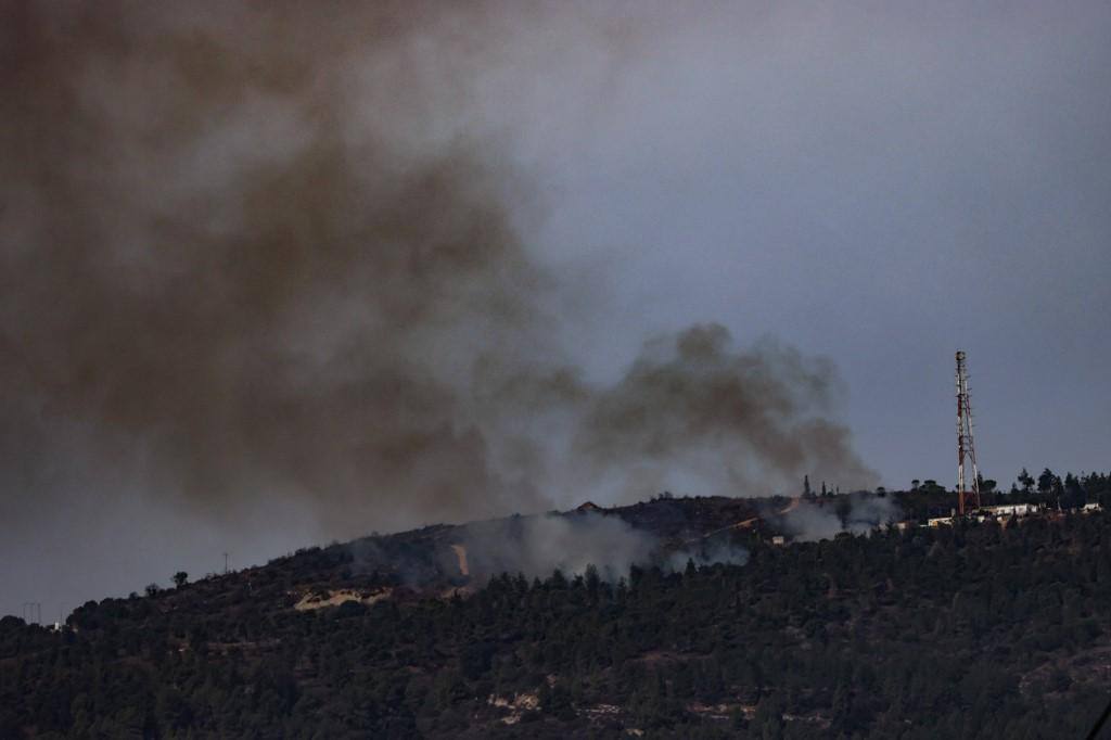 Ondas de fumaça saem das colinas em Ramim Ridge, na Alta Galiléia, após uma troca de tiros entre Israel e o movimento libanês Hezbollah perto de Moshav Margaliot, na fronteira de Israel com o Líbano, em 11 de novembro de 2023