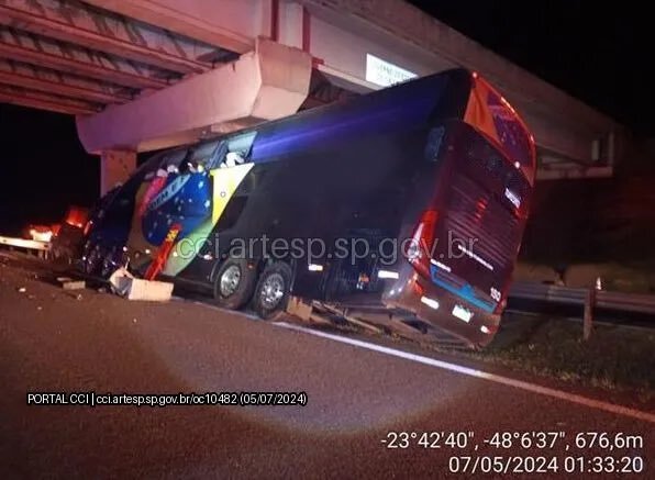 Ônibus bateu em um pilar de um viaduto em Itapetininga