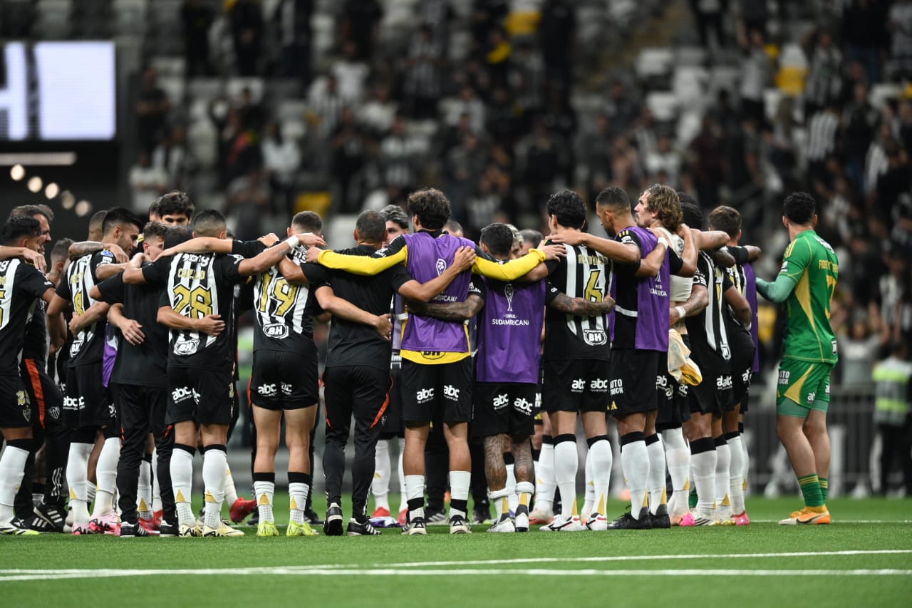 Jogadores do Atlético na partida diante do Bucaramanga na Arena MRV