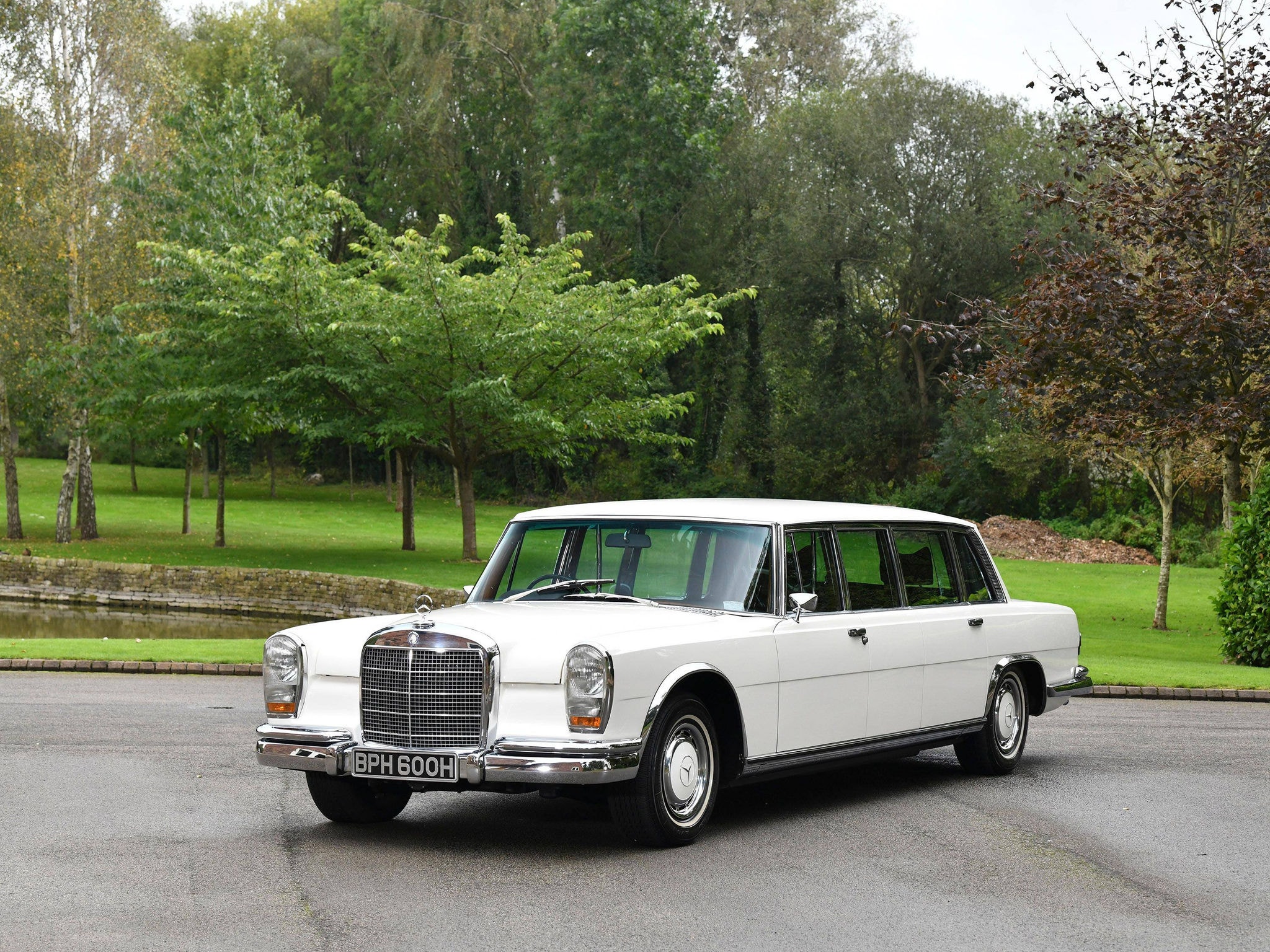 Mercedes-Benz 600 Pullman que pertenceu à John Lennon está à venda na Inglaterra