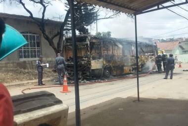 Ônibus é incendiado em Ribeirão das Neves