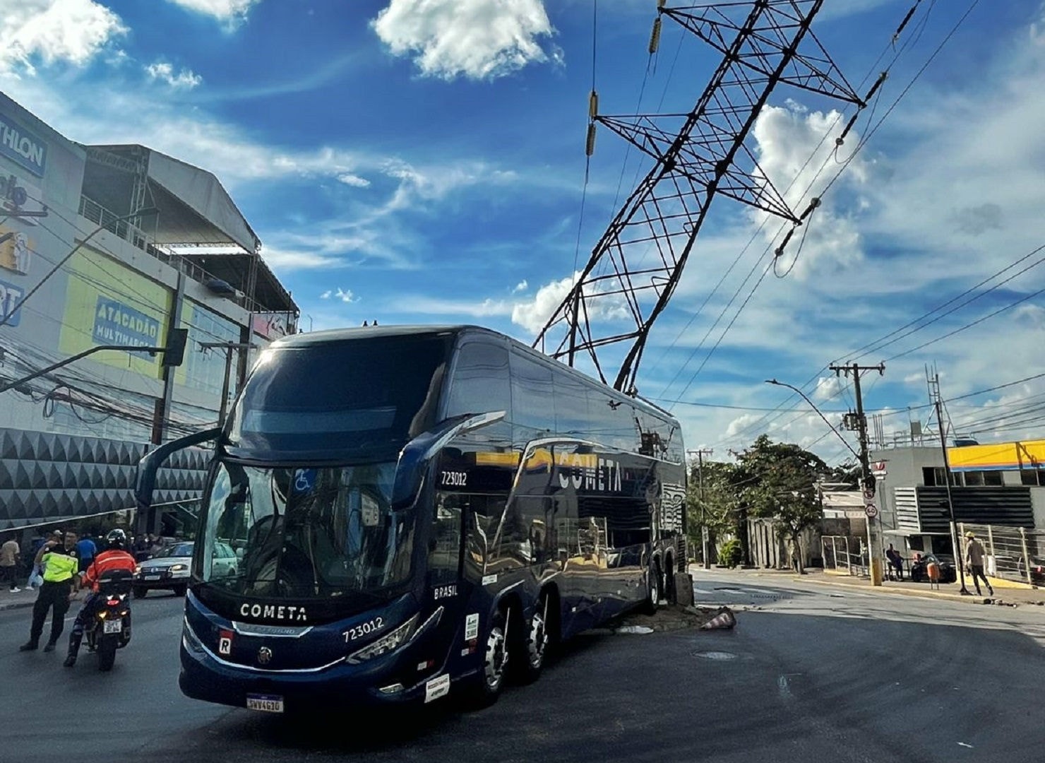 Ônibus deixou a torre parcialmente tombada