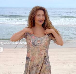Thalia se caracteriza de Marimar com vestido original da personagem