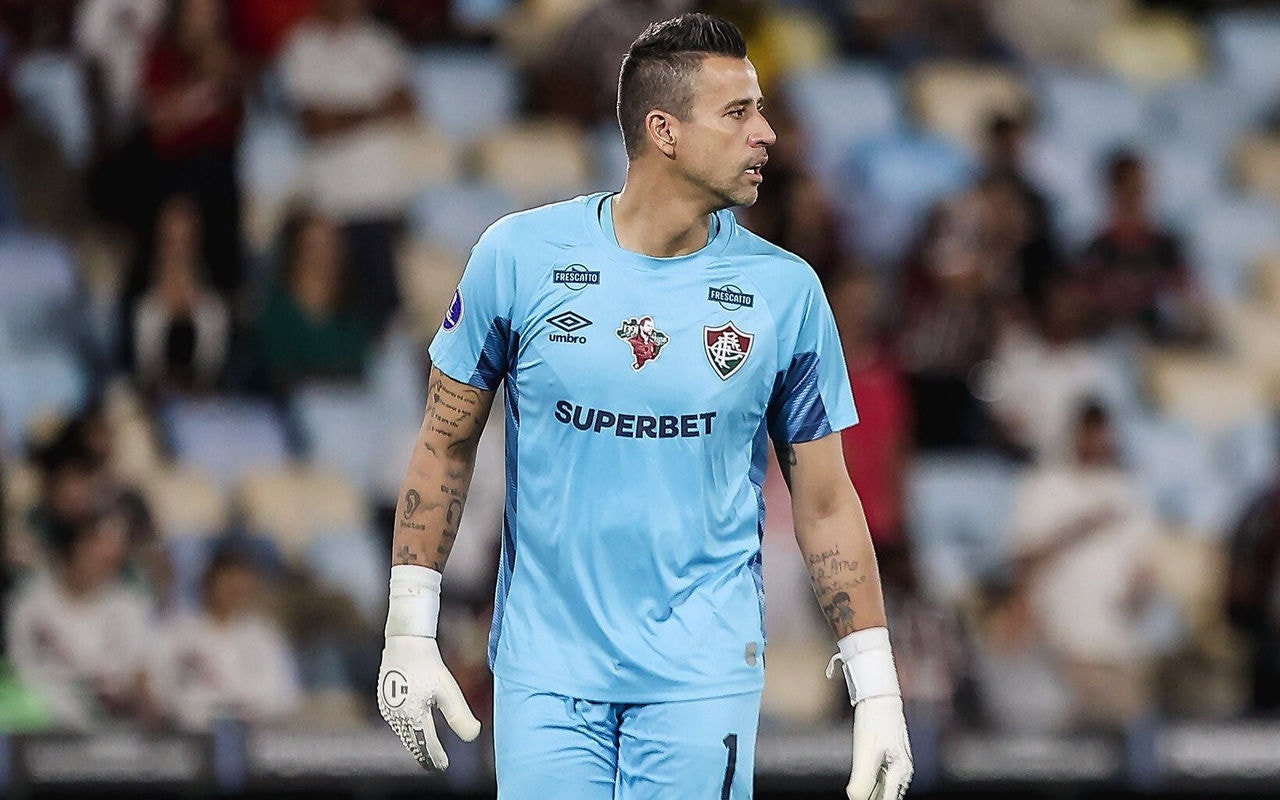 Fábio em ação pelo Fluminense contra o América de Cali, o 1.391º jogo da carreira do goleiro, recordista do futebol profissional no quesito (Foto: Lucas Merçon/Fluminense)