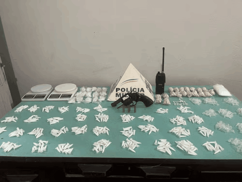 Três homens são presos com drogas, arma e moto adulterada em Jequitaí