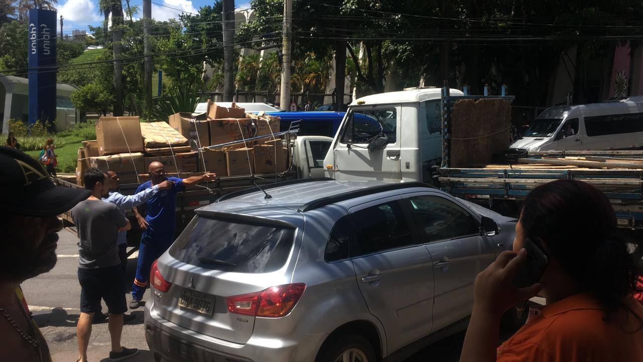 Dois caminhões, uma moto e um caminhão estão envolvidos