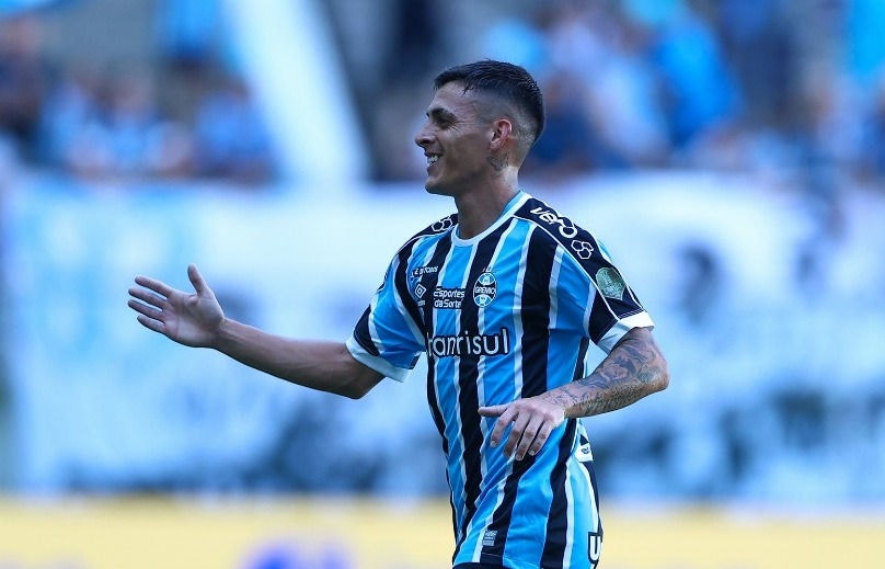 Pavón, atacante do Grêmio, recebeu o companheiro de equipe 