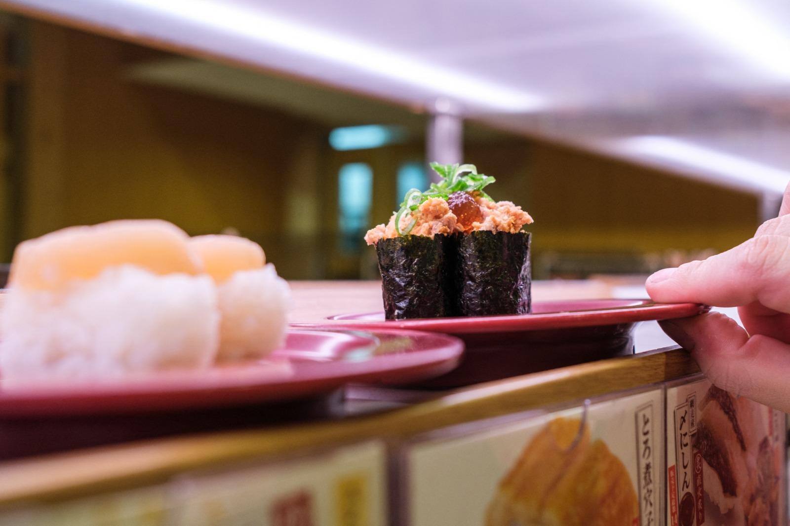 terrorismo do sushi brincadeiras anti-higiênicas em restaurantes de sushi no japão