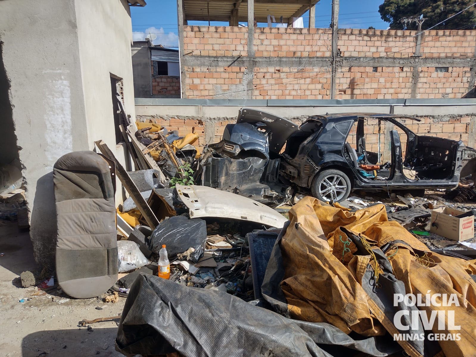 Durante a operação, foram apreendidos sete automóveis, quatro motores e uma grande quantidade de peças automotivas de origem criminosa