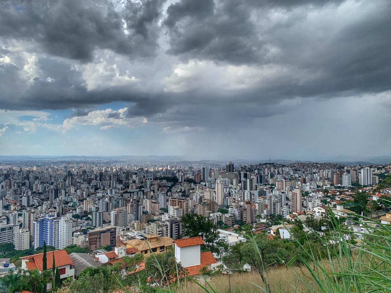 Céu deve ficar parcialmente nublado em BH, com possibilidade de pancadas de chuva