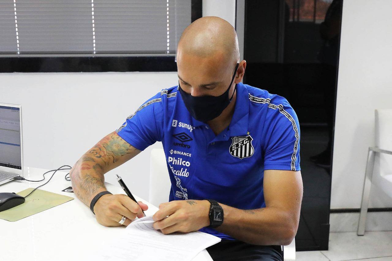 Zagueiro Maicon assina contrato com o Santos