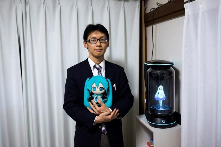 Homem japonês se casa com holograma em cerimônia que custou US$ 17600
