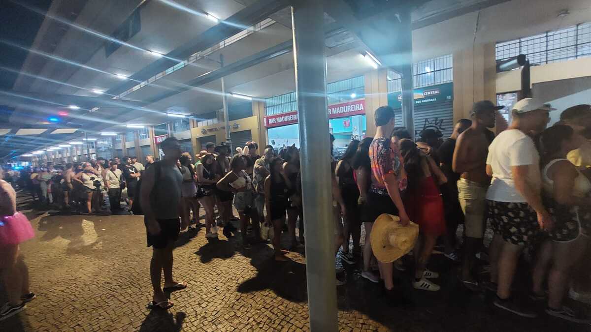 Foliões encaram filas enormes para pegar metrô na volta dos blocos em Belo Horizonte