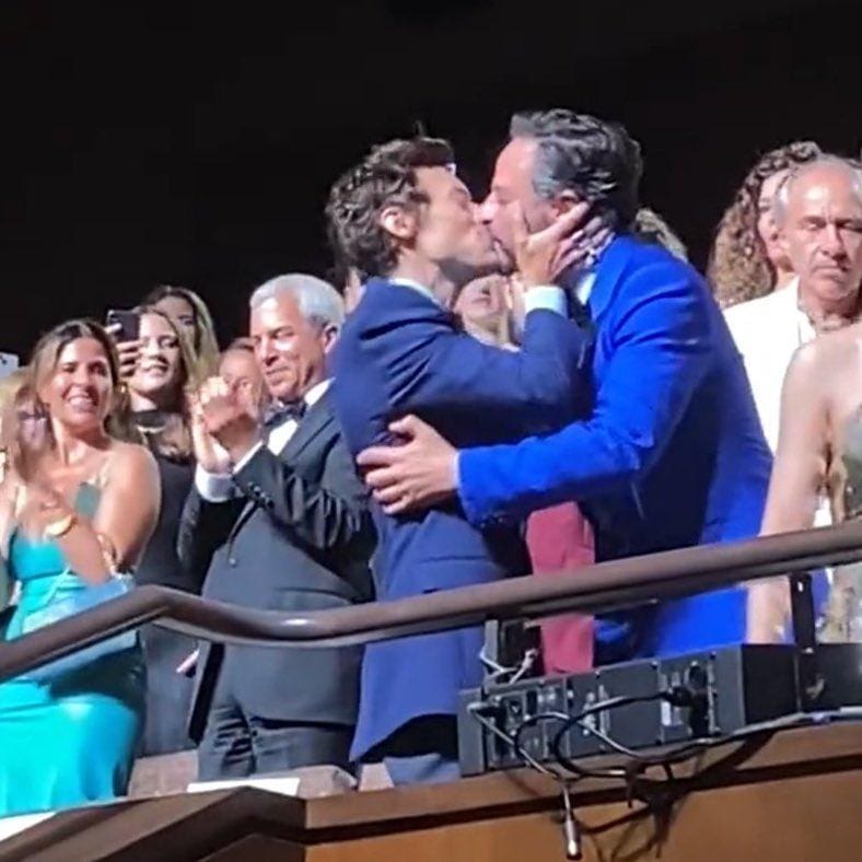Harry Styles beija ator em lançamento de filme na Itália