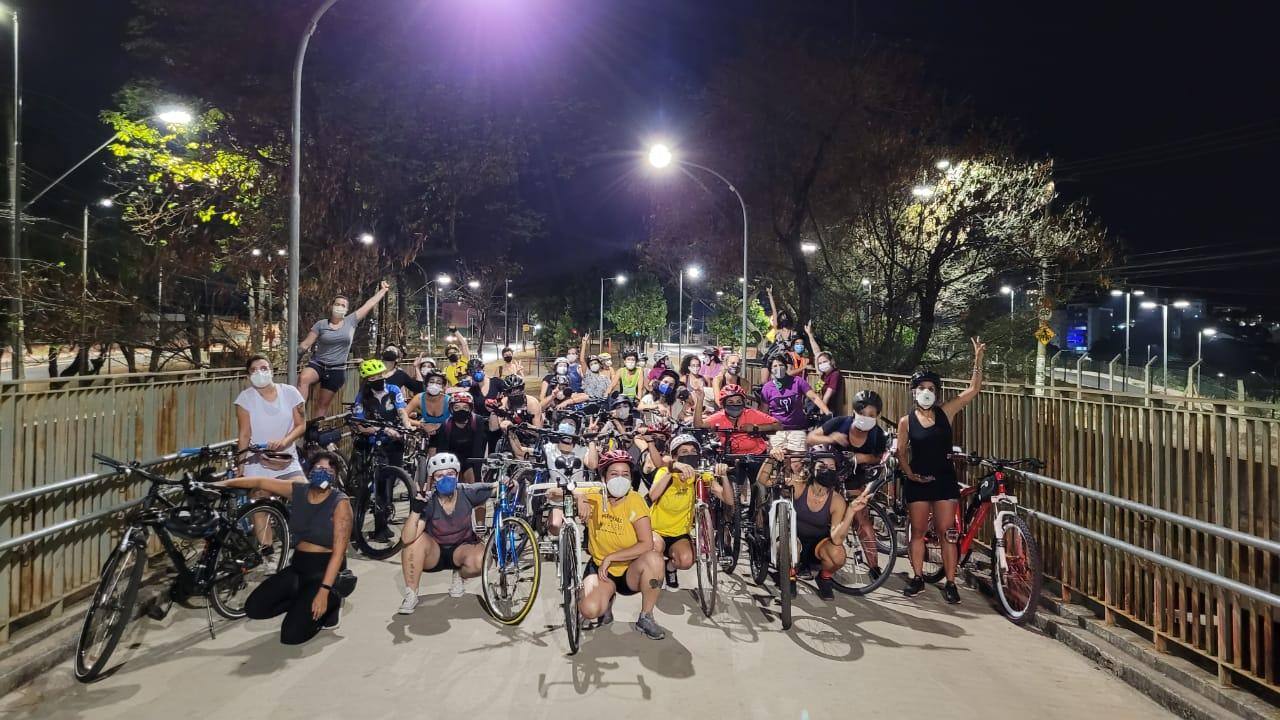 Mulheres ciclistas se reuniram para manifestar apoio a estudante assediada no Paraná; a foto foi tirada na avenida José Cândido