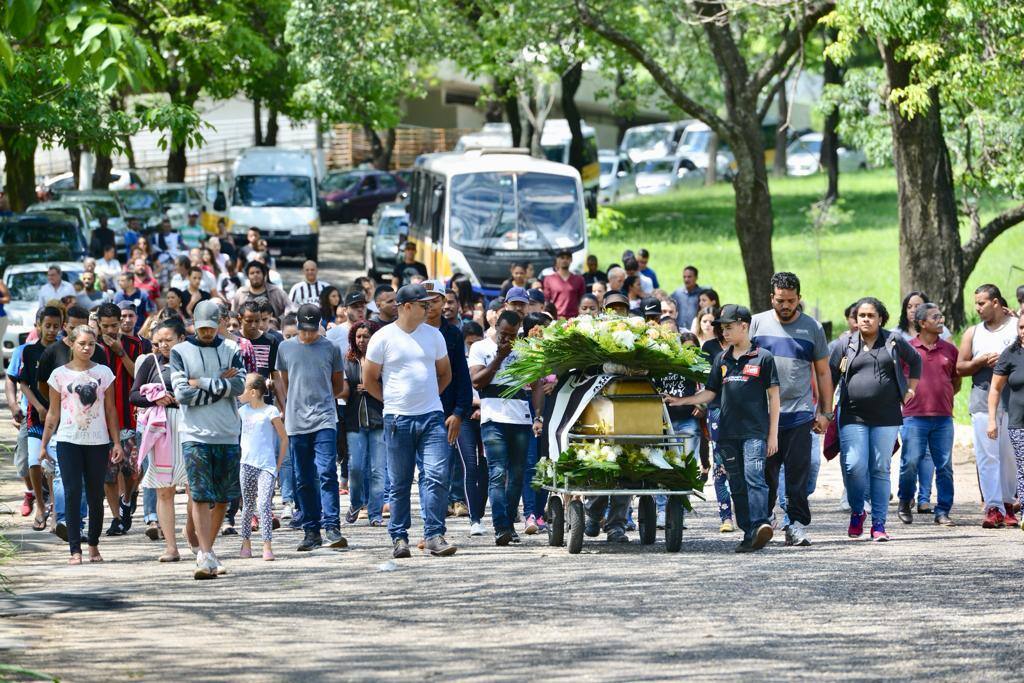 Familiares e amigos se despedem de motorista sob forte comoção