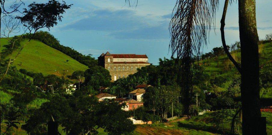 Cidade em Minas decreta onda vermelha por 30 dias por alta de casos de Covid
