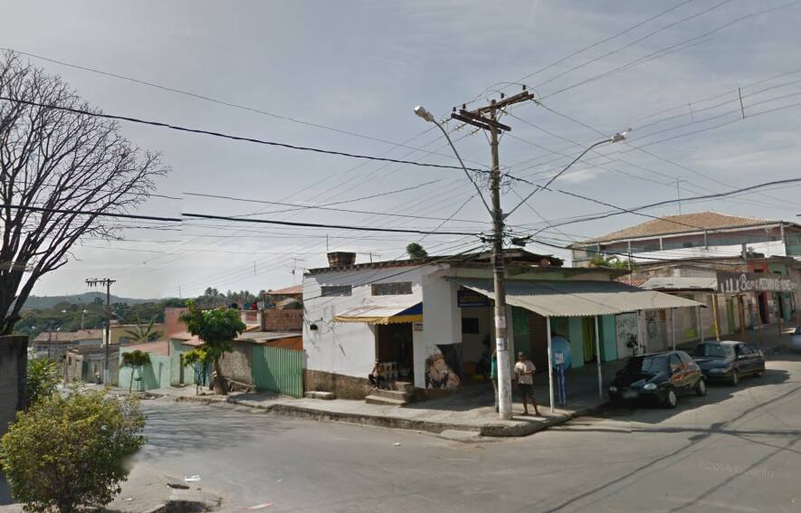  Carro invade calçada e atropela três pessoas em Santa Luzia